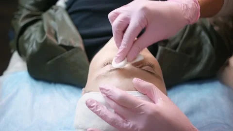 Cosmetologist making permanent makeup, close up Vídeos de archivo 149007229