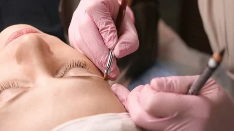 Cosmetologist making permanent makeup, close up Stockbeeldmateriaal 149007290