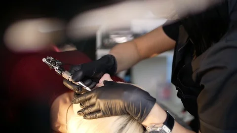 A cosmetologist method of permanent eyebrow tattoo correction. Stock Footage 126952946