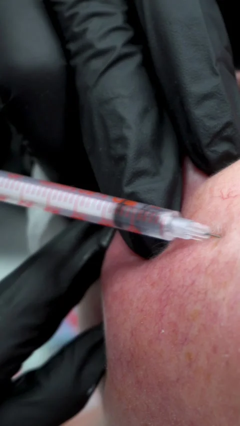 Cosmetologist Performing Anti-Aging Injection Treatment Stockbeeldmateriaal 313633883
