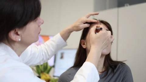 Cosmetologist preparing facial procedure 库存影片 335714652
