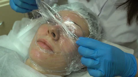 Cosmetologist puts a mask on face Video stock 60795355