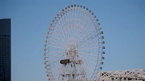 Cosmo Clock 21 Ferris Wheel in Yokohama on a Clear Sunny Day 스톡 동영상 332622906