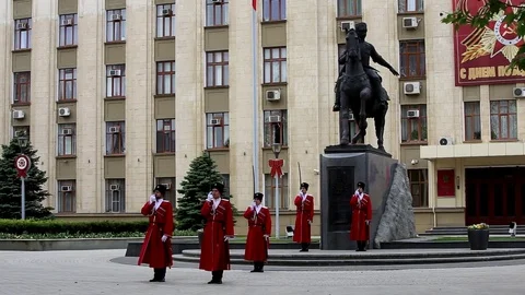 Cossacks at the foot of the monument Video stock 75450612