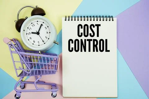 Cost Control text written on notepad with alarm clock and trolley shopping ca Foto stock