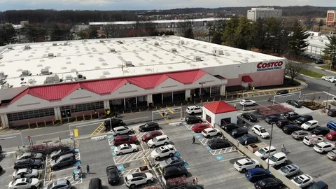 Costco is overcrowded due to panic shoppers during the COVID-19 pandemic Stockbeeldmateriaal 126395658