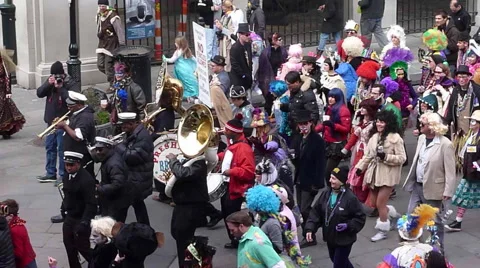 Costumed crowd moving down street during Mardi Gras Video stock 52372749