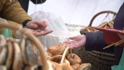 Costumer buying ring shaped bread rolls seasoned with poppy seeds in a fair Stock Footage 112656799