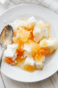 Cottage cheese with peach jam Foto stock