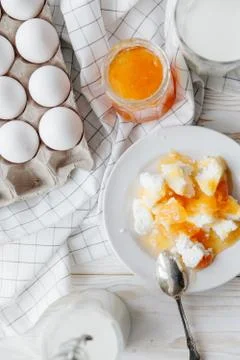 Cottage cheese with peach jam Foto stock