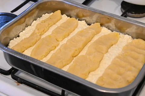 Cottage cheese pie before baking in a baking pan Stockfoto's