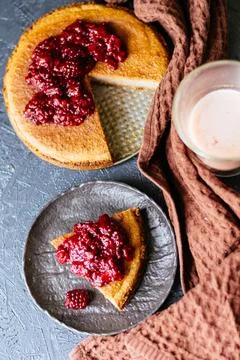 Cottage cheese pie with raspberry jam 스톡 사진