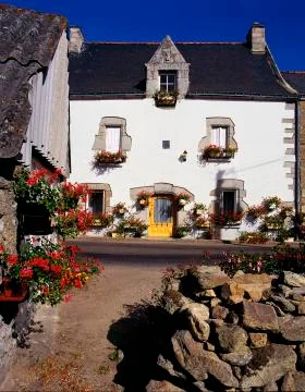 COTTAGE WITH HANGING BASKETS Stock Photos