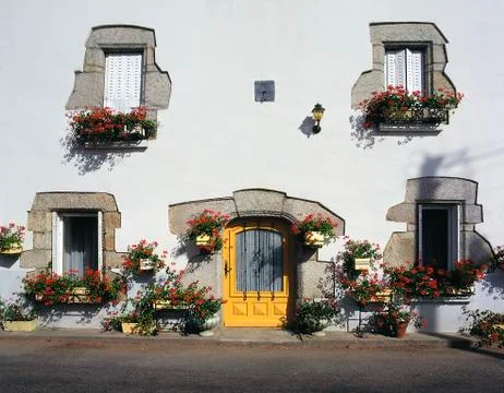 COTTAGE WITH HANGING BASKETS Foto stock