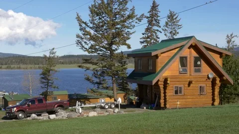 Cottage on the lake shore. 스톡 동영상 77580065
