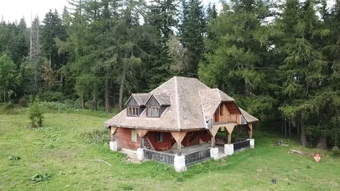Cottage in the Middle of Nature Stockbeeldmateriaal 95272655