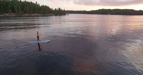 Cottage SUP at sunset  Vídeo Stock 68893670