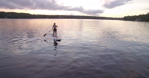 Cottage SUP at sunset  Vídeo Stock 68893907