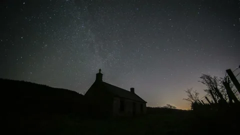 A cottage under the nightsky Video stock 148395041