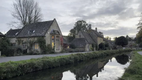 Cottages on a sunset by the stream in England 스톡 동영상 253782630