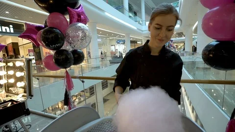 Cotton Candy Is Prepared At The Mall Stockbeeldmateriaal 103057407