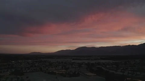 Cotton candy sunset clouds above mountains and Palm Springs Vídeos de archivo 167657501