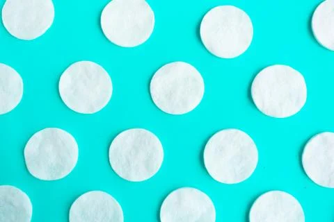 Cotton sponges pattern on blue background, minimal concept Foto stock
