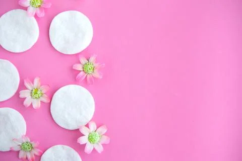 Cotton sponges pattern on pink background, minimal concept, copy space, banne Stockfoto's