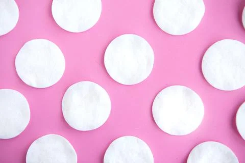 Cotton sponges pattern on pink background, minimal concept Foto stock