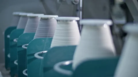 Cotton yarn on bobbin. Spool of thread closeup on clothing factory. Textile Vidéo 222133123