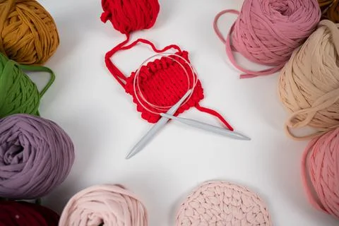 Cotton yarn knitting pattern on white table. 스톡 사진