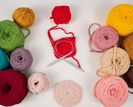Cotton yarn knitting pattern on white table. 스톡 사진