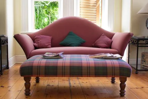 Couch and side table in waiting room Stock-Fotos