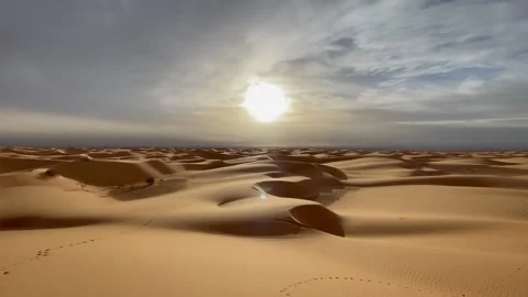 Coucher de soleil avec des nuages sur les dunes 스톡 동영상 197484461