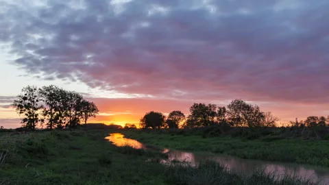 Coucher de soleil le long de l etier de Vair Video stock 322189336