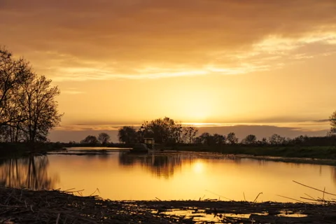 Coucher de soleil à l'écluse de Vair Video stock 322222044