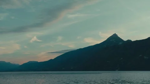 Coucher de soleil sur la dent du chat. Lac du Bourget, Aix les Bains Vidéo 284352580