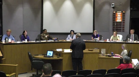 Council listens to presenter Vidéo 34923814