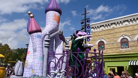 Count Von Count dancing on his creepy float Stock Footage 127662481