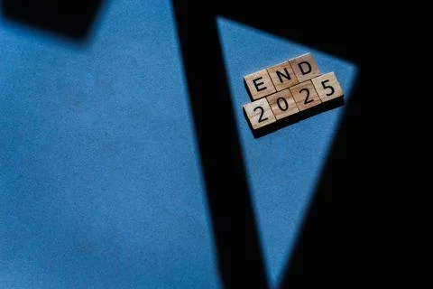 Countdown to 2025 reflecting future goals and aspirations in creative spaces Stock Photos