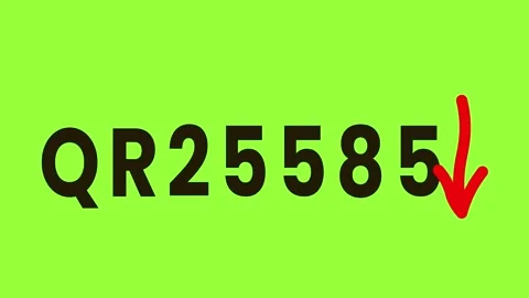 Countdown with qr code numeric sequence decreasing on green background moti.. Stock Footage 325763710