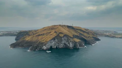 Counter-clockwise View of Udo Island with Soemeori Oreum in front, Jeju. Stock Footage 146067483