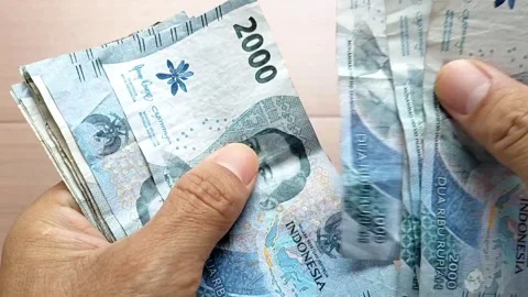 Counting 2000 rupiah as a means of payment in Indonesia Video stock 327769589