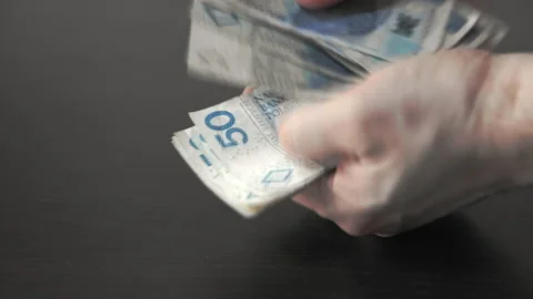 Counting banknotes in your hands over the table. Polish money. Vídeo Stock 194754834