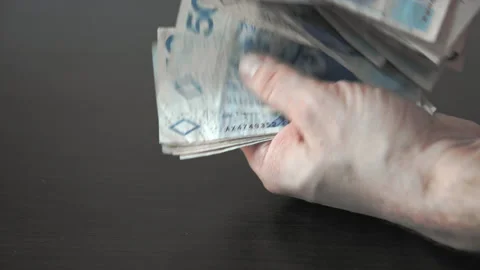 Counting banknotes in your hands over the table. Polish money. Vídeo Stock 194756613