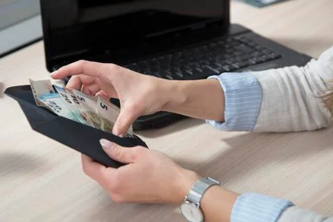 Counting the bribe, a black envelope in the hands of a business woman Stock-Fotos