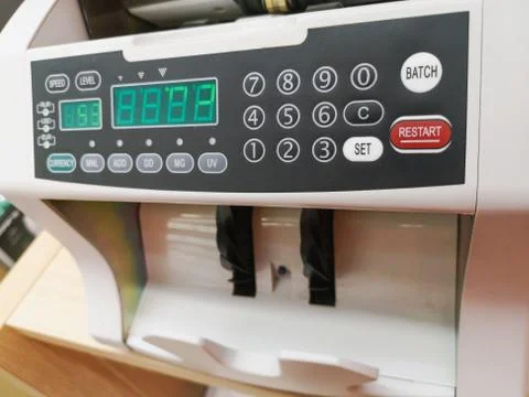 The counting machine counts many bills for one hundred American dollars of a new Foto stock