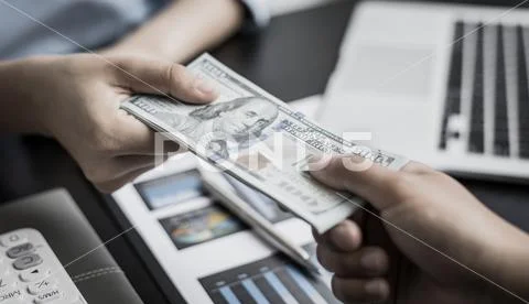 Counting money, businessmen have analyzed between cash and credit card which Stock-Fotos