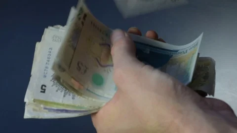 Counting Old Five Pound British Bank Notes Stock-Footage 69828486