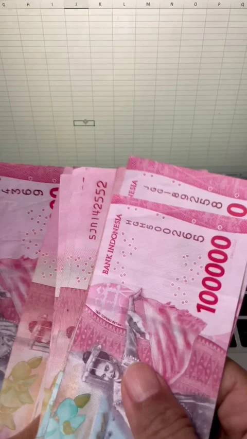 Counting one hundred thousand rupiah banknotes Video stock 281270994